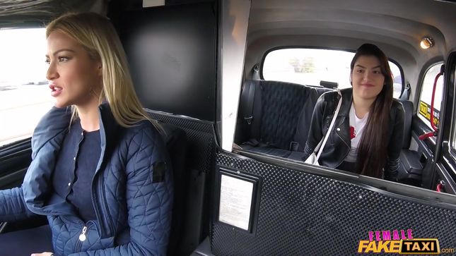 Порно видео Таксистка трахнула пассажирку