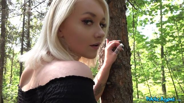 Порно видео Секс за деньги с блондинкой в лесу