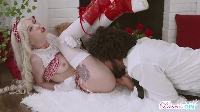 Порно видео Милая Красная Шапочка отдается волосатому дровосеку