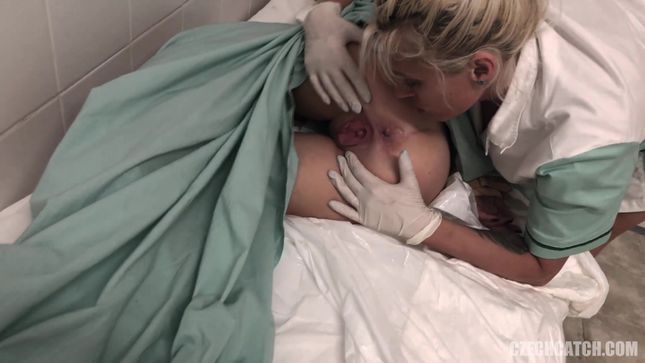 Порно видео Нахальная медсестра лижет больной пациентке