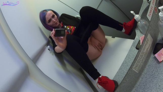 Порно видео Милашка кончает от мастурбации в самолетном туалете