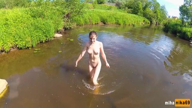 Порно видео Секс с голой красоткой на берегу реки