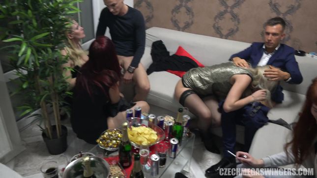 Порно видео Пьяные телки минетят на вечеринке