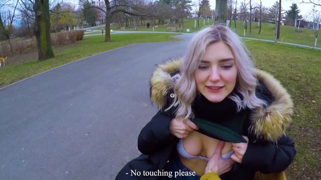 Порно видео Минет от молодой красотки на улице